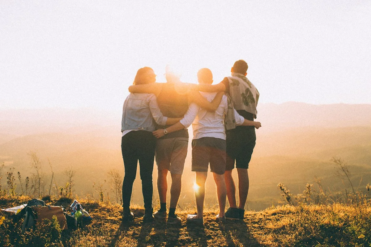 Una famiglia insieme all’aperto, fotografia di repertorio